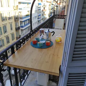 pretty-and-quiet-top-floor-2-bedroom-flat-in-the-port.fr-provencehotel.com/